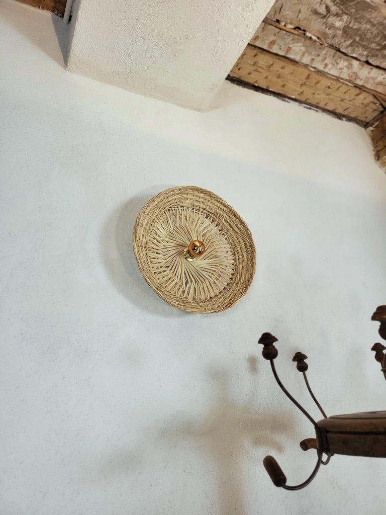 Grande applique murale artisanale en corbeille upcyclée, luminaire en fibres naturelles, fait main en France.
