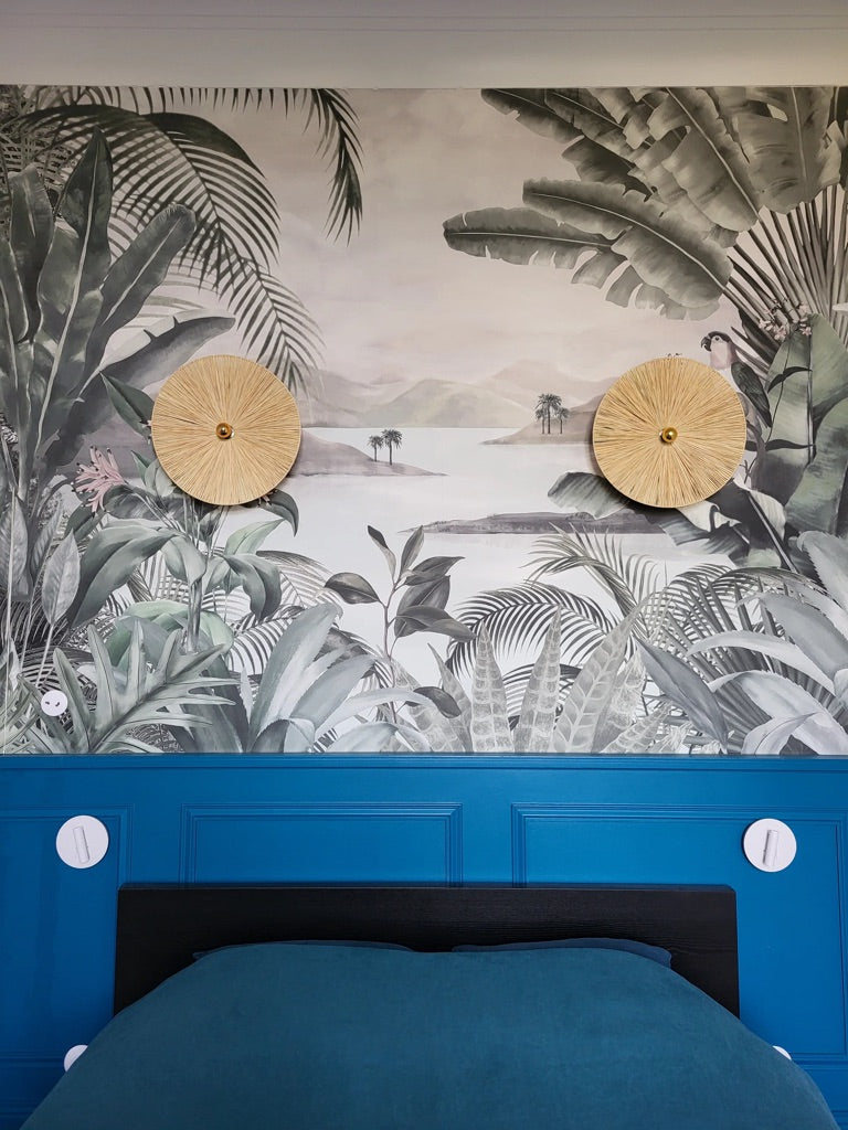 Applique murale en situation dans une chambre décoration élégante, chic et bohème, papier peint jungle.