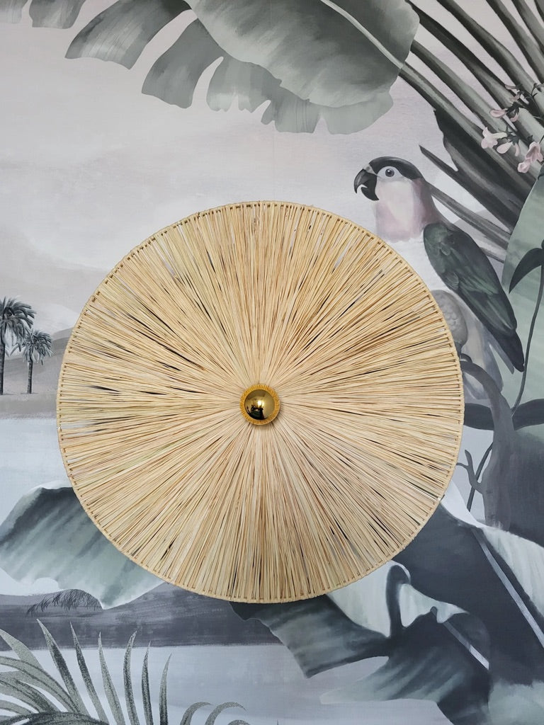 Applique en raphia naturelle vue de face sur un papier peint jungle vintage, décoration naturelle et élégante