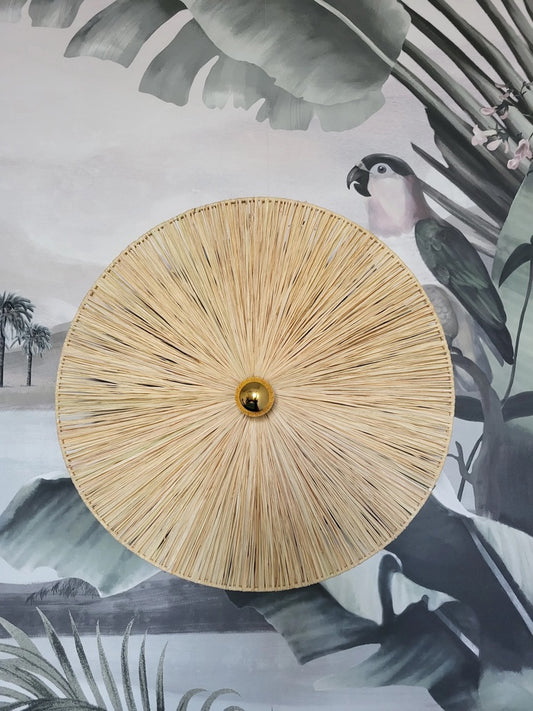 Applique en raphia naturelle vue de face sur un papier peint jungle vintage, décoration naturelle et élégante