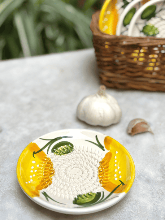 Râpe ail en céramique artisanale avec gousse d’ail râpée, ustensile pratique de cuisine méditerranéenne