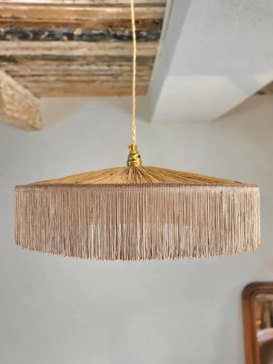 Suspension parasol en raphia naturel et franges, modele taille moyenne, fait main en France, décoration bohème chic.