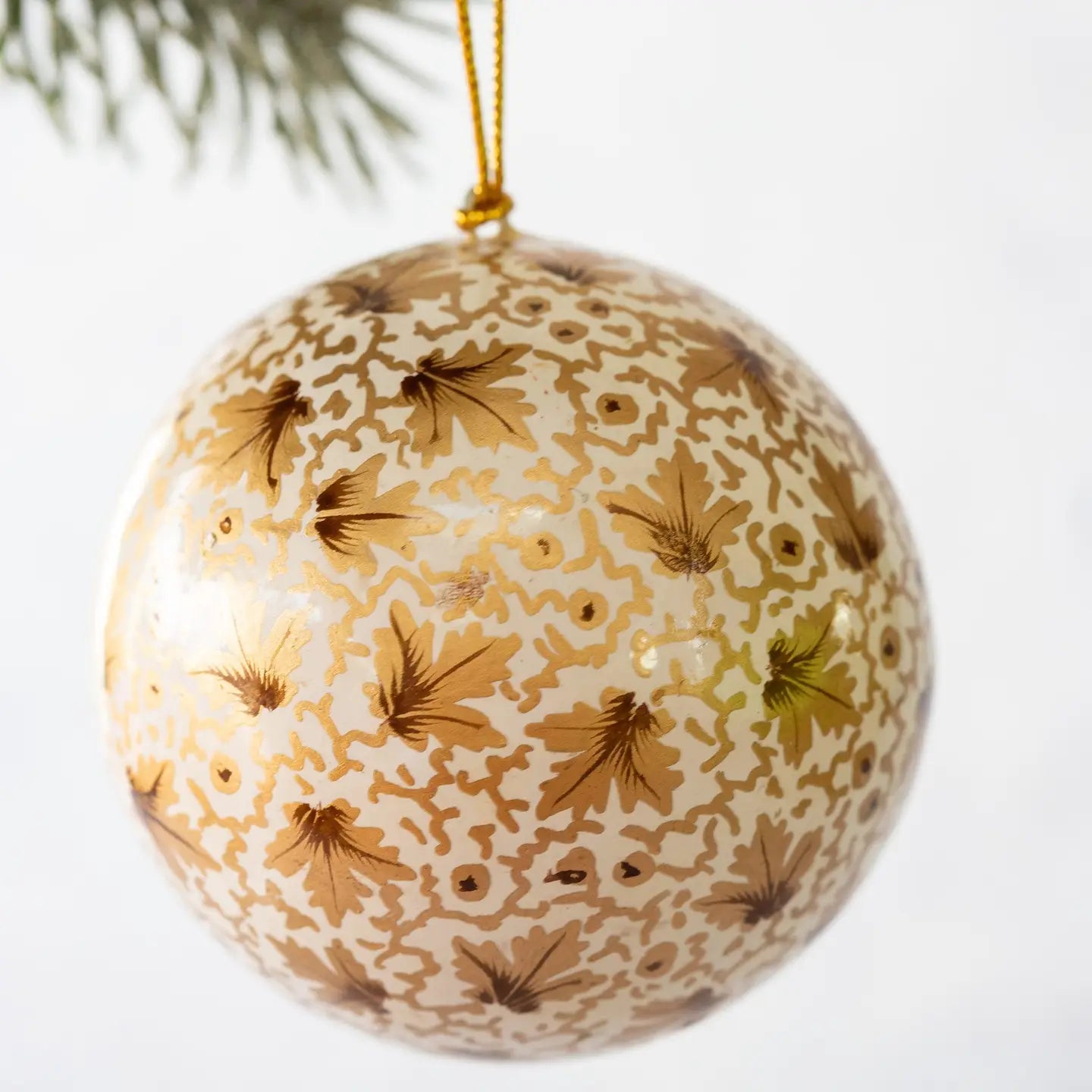 Moyenne Boule de Noël Or et Fueilles Blanches