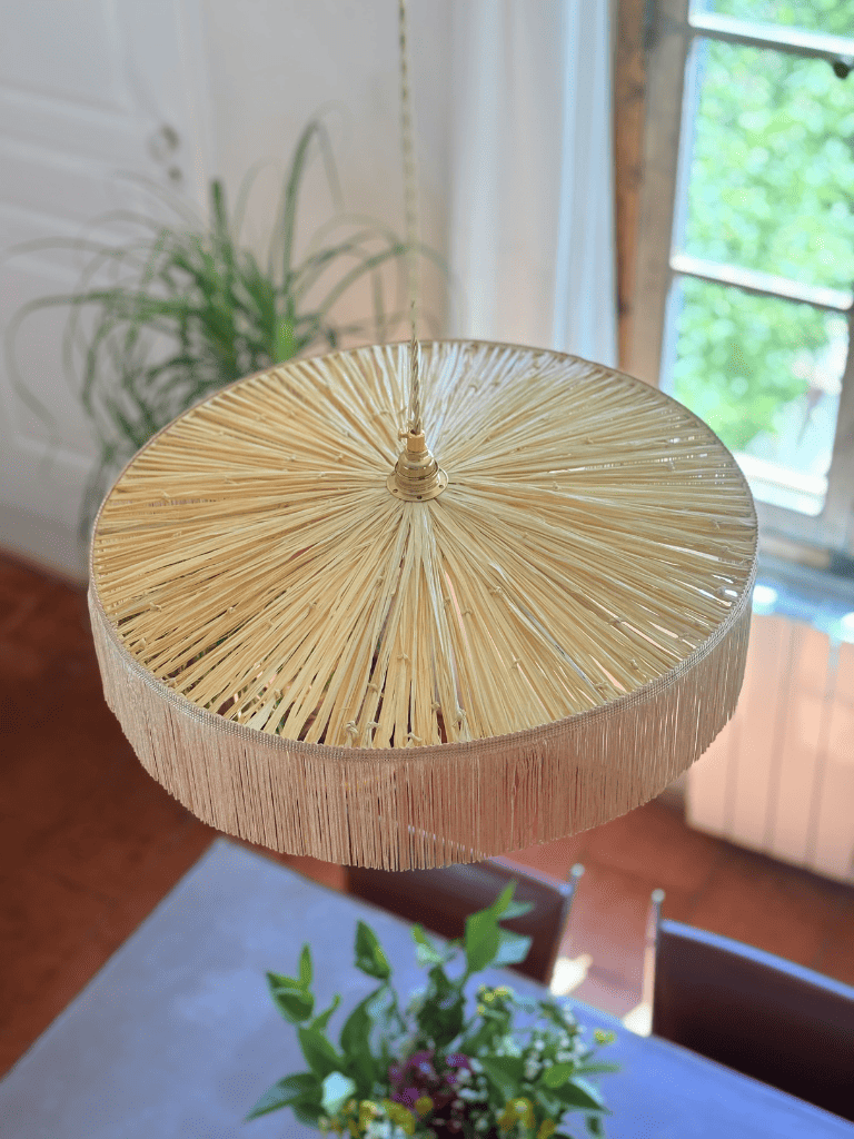 Suspension parasol abat-jour en raphia naturel et franges, modele taille moyenne, fait main en France, décoration bohème chic.