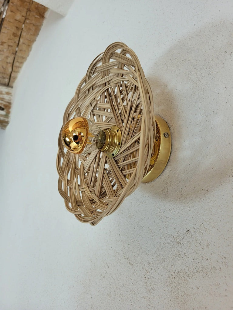 Petite applique murale en corbeille tressée, luminaire en fibres naturelles upcyclé, fabrication artisanale.