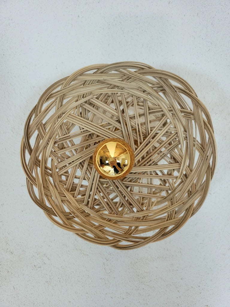 Petite applique murale corbeille upcyclée, luminaire en fibres naturelles, fait main en France.