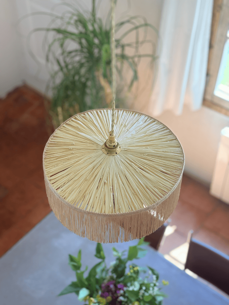 Suspension parasol en raphia naturel et franges, petite taille, fait main en France, cuisine  méditerranéen.