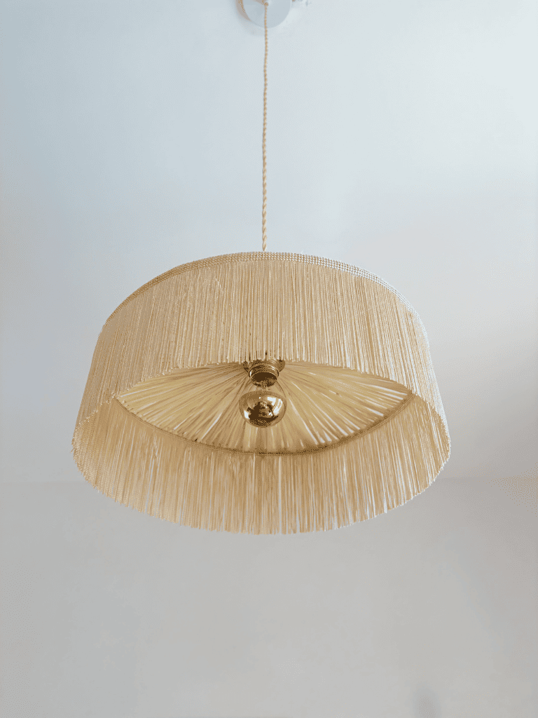 Suspension parasol en raphia naturel et franges, petite taille, fait main en France, décoration méditerranéen.
