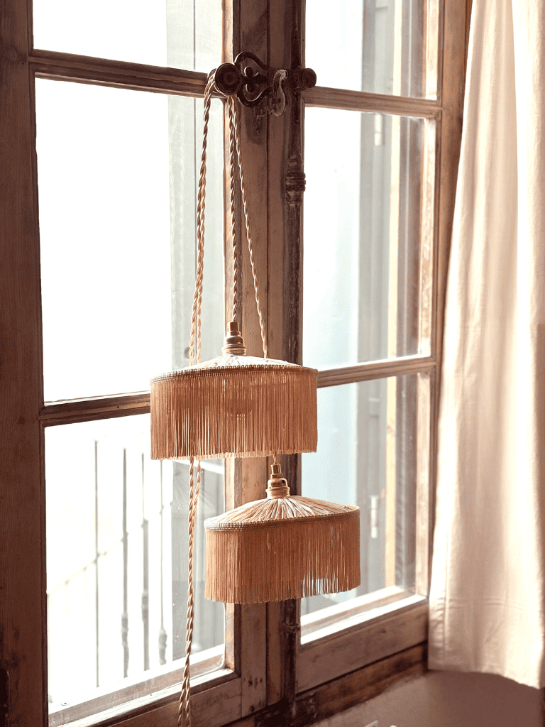 Duo de Suspension en raphia naturel fait main en France, modèle parasol trio à franges, abat-jours de trois tailles différentes.