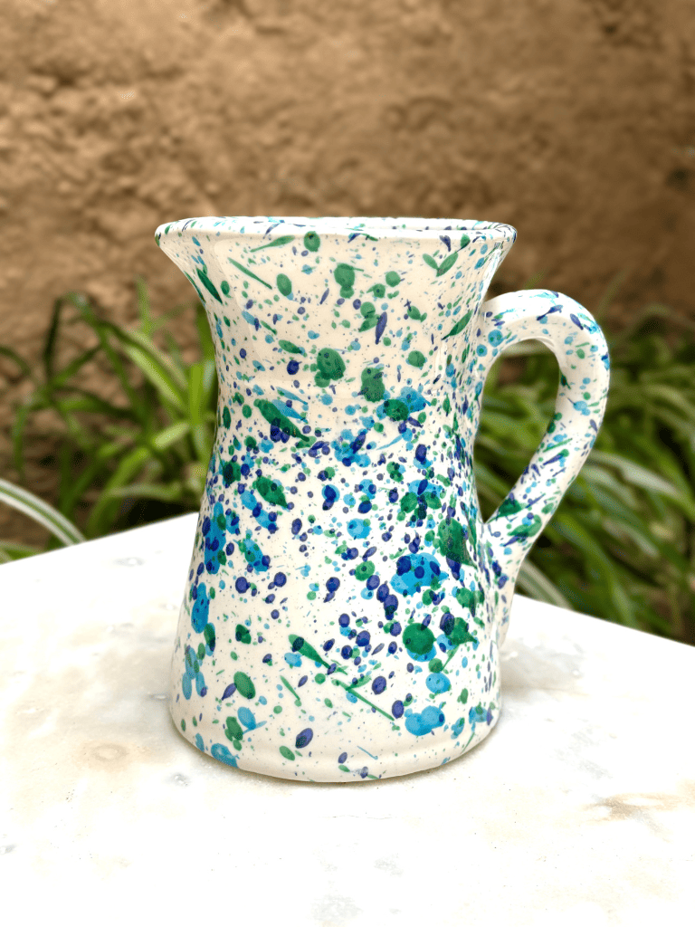 pichet taché à eau sur une table
