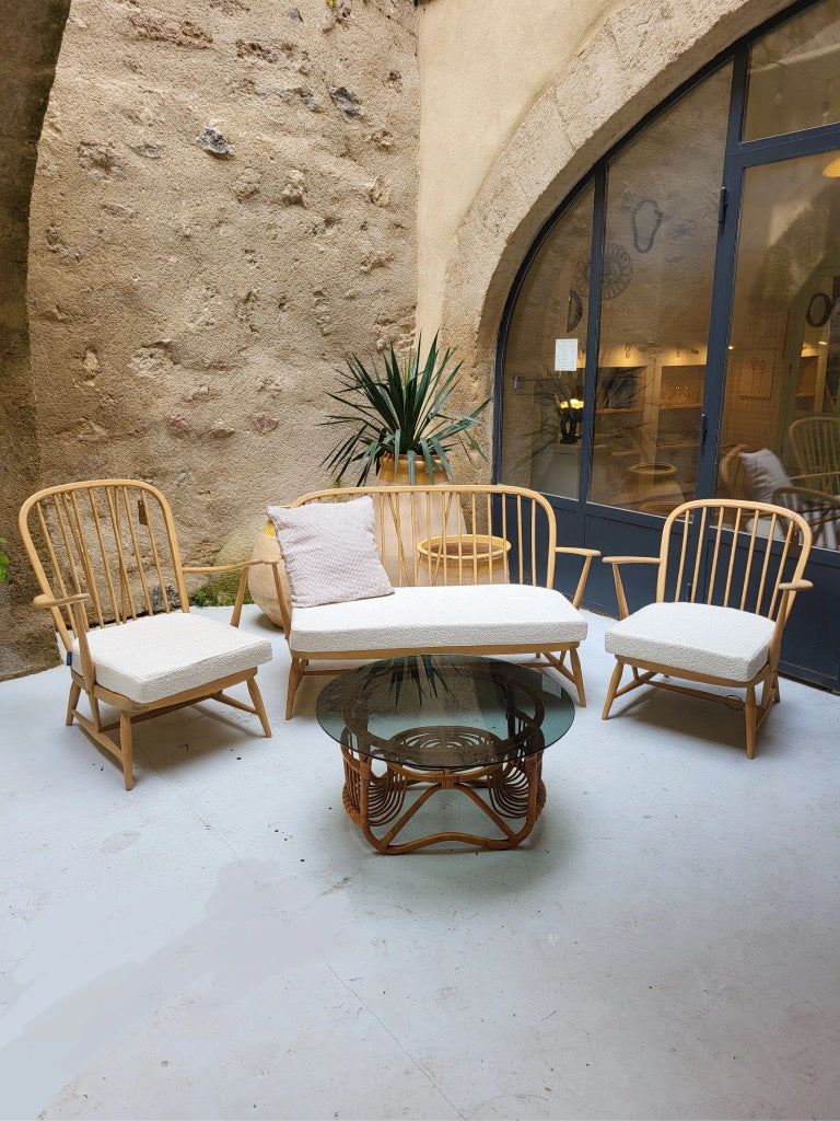 Canapé-banquette et fauteuils, salon, ercol collection windsor, vintage, bois massif, tissu bouclette blanc, design
