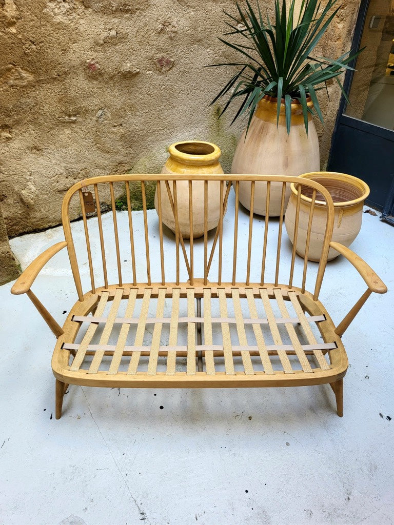 Vue de face de la banquette Ercol Windsor, vue de l'assise restaurée