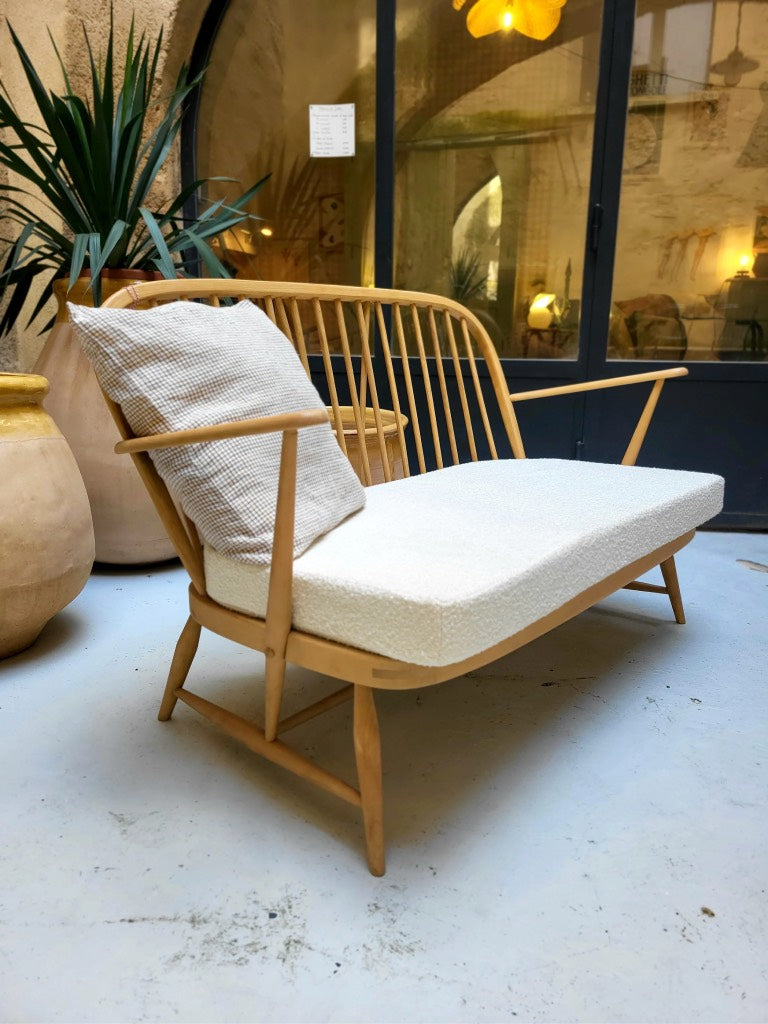 Banquette deux places Ercol en bois massif, style mid-century, restaurée artisanalement.