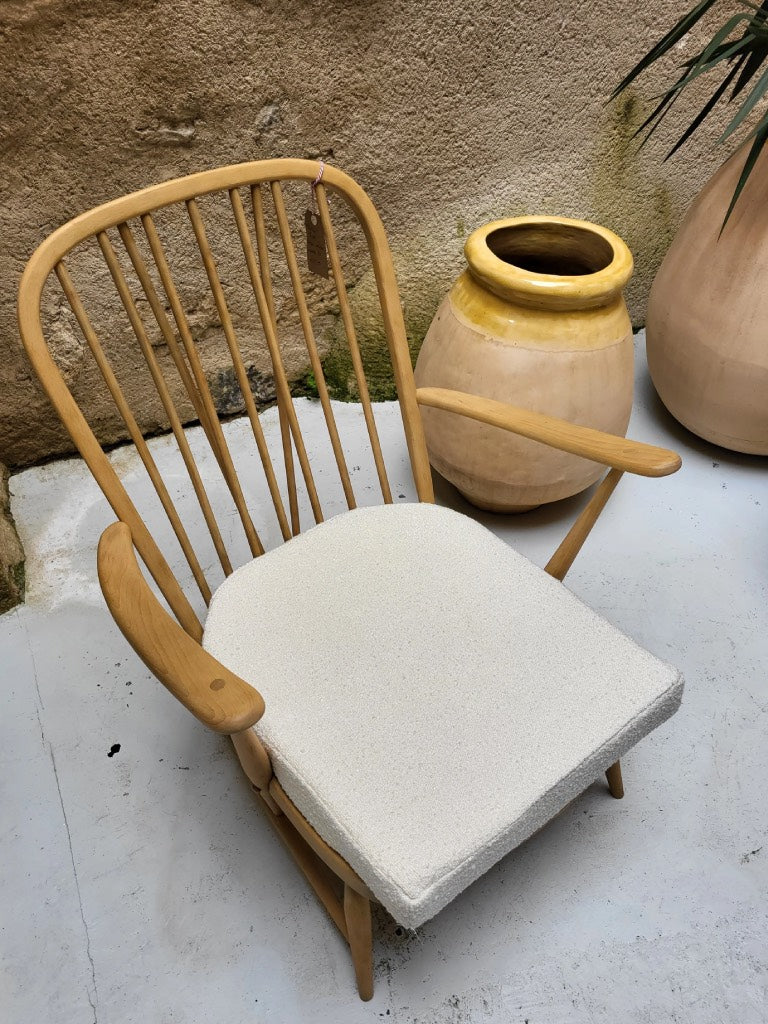 Structure en bois restaurée à la main du fauteuil Ercol Windsor