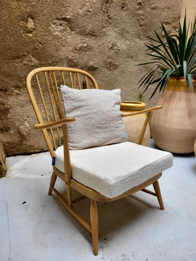 Mobilier vintage unique : fauteuil Ercol Windsor restauré artisanalement.