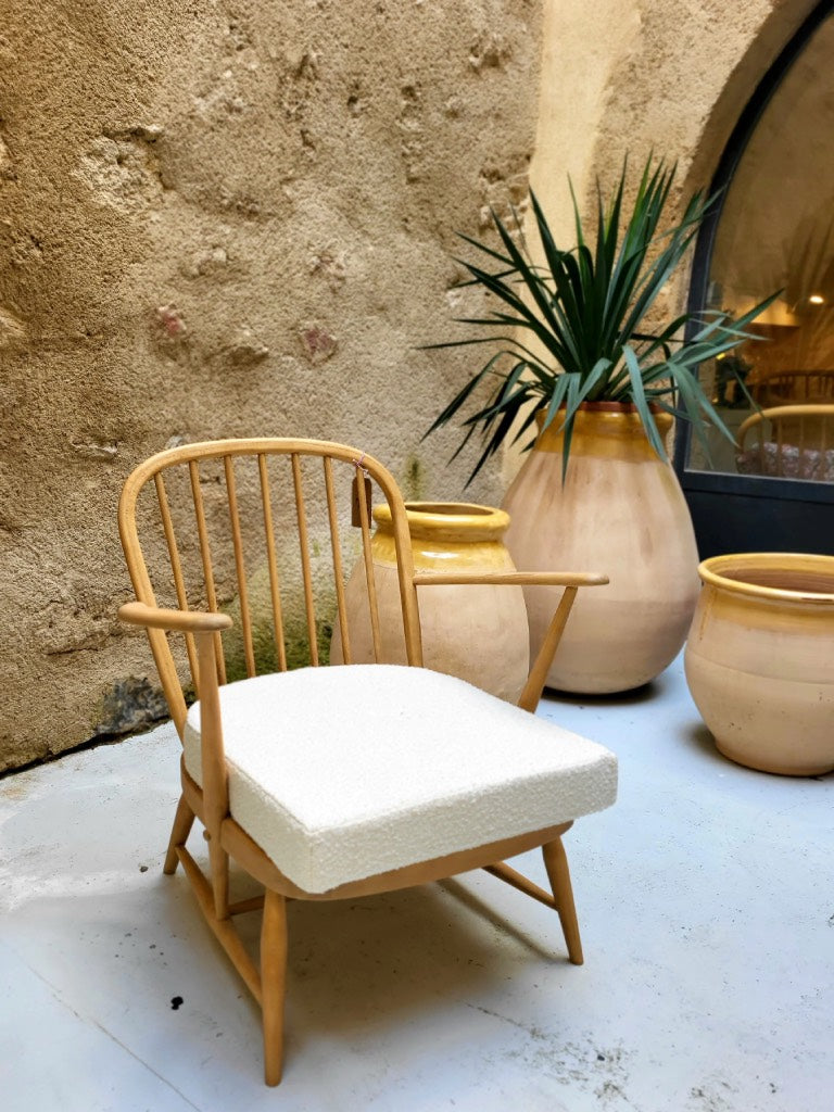 Fauteuil vintage Ercol Windsor rénové avec assise en tissu bouclette blanc
