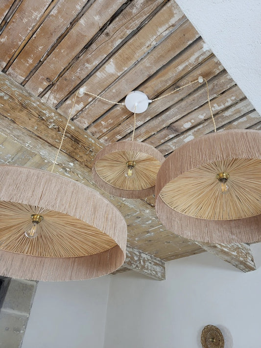 Suspension en raphia naturel fait main en France, modèle parasol trio à franges, abat-jours de trois tailles différentes.