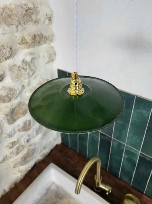 Suspension style brocante au-dessus d’un plan de travail, décoration cuisine, style industriel.