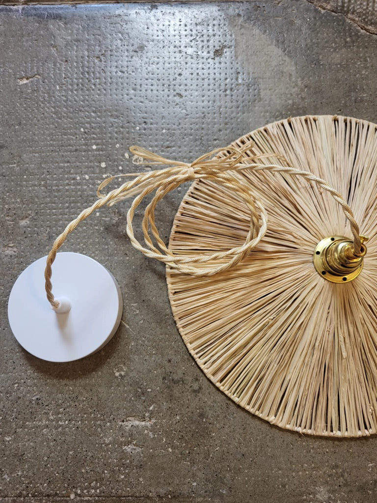 Montage électrique pour abat-jour raphia, câble torsadé vintage, plafonnier blanc, fait en France.