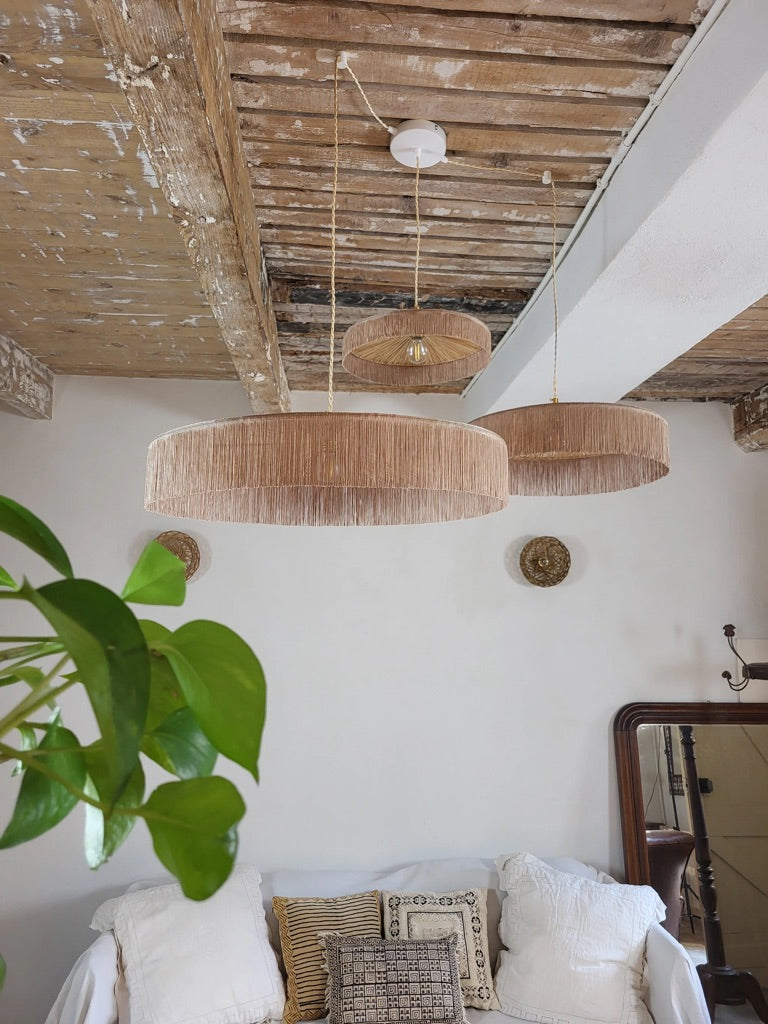 Suspensions en raphia naturel et franges, trois abat-jours, déco salon bohème chic inspirée du style méditerranéen.
