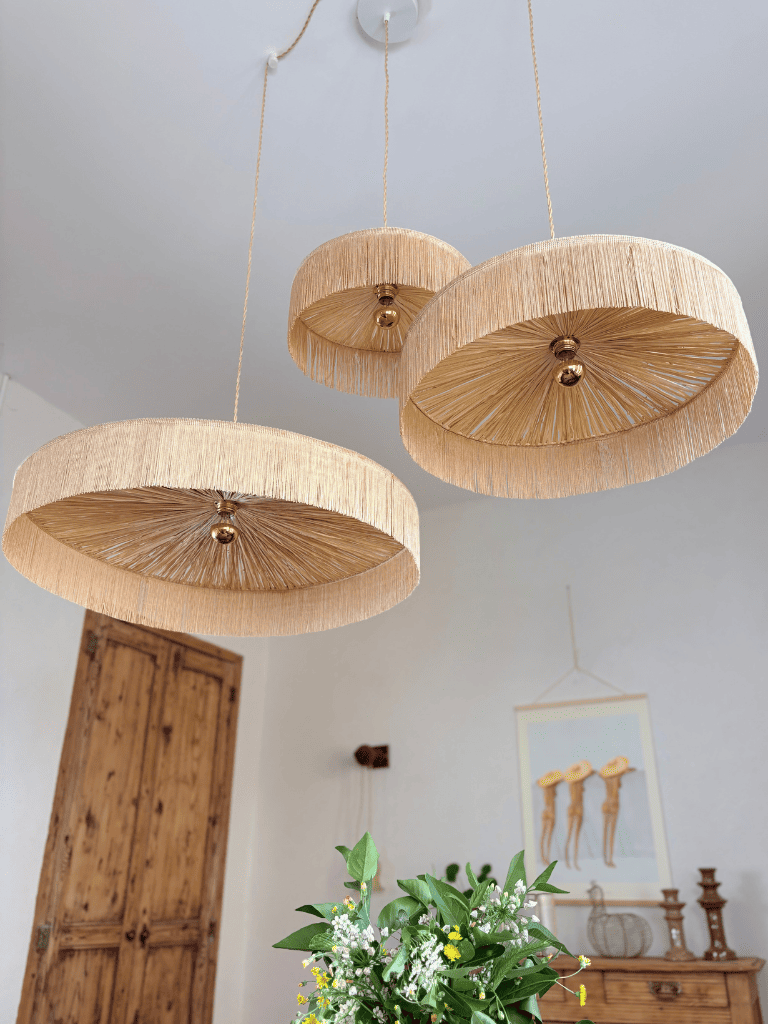 Suspension en raphia naturel fait main en France, modèle parasol trio à franges, abat-jours de trois tailles différentes.