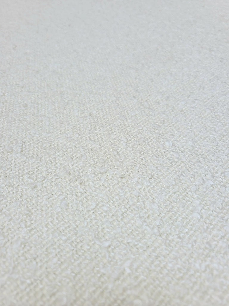 Gros plan sur le tissu bouclette blanc du fauteuil Ercol, assise confortable et lavable.