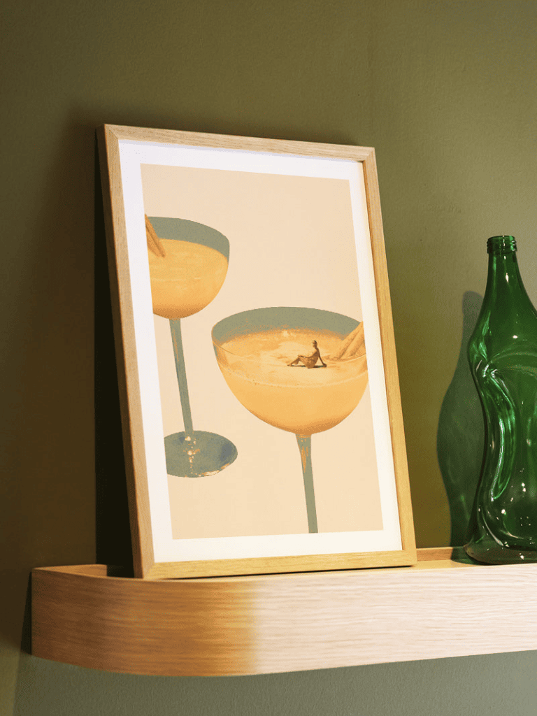 Poster Bain de Cocktail accroché dans un coin bar ou une cuisine au style vintage et festif