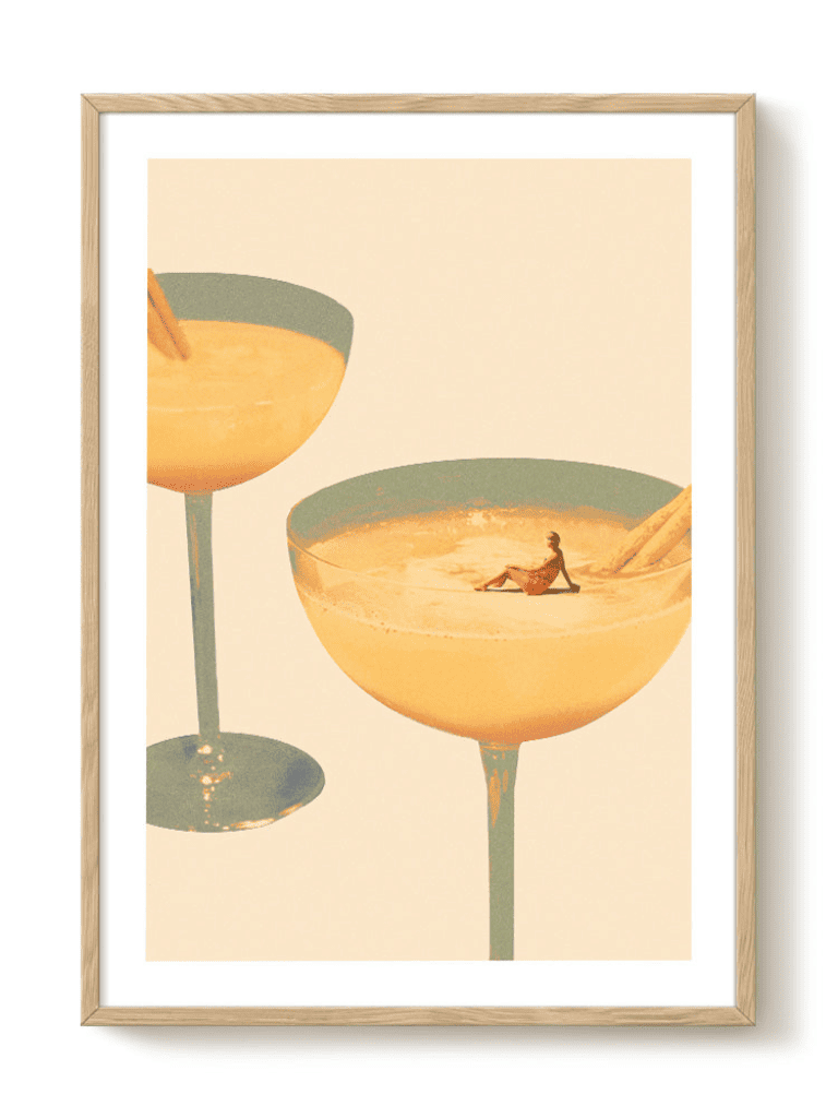 Affiche Bain de Cocktail sur fond blanc, illustration artistique de deux coupes à cocktail avec une femme se baignant