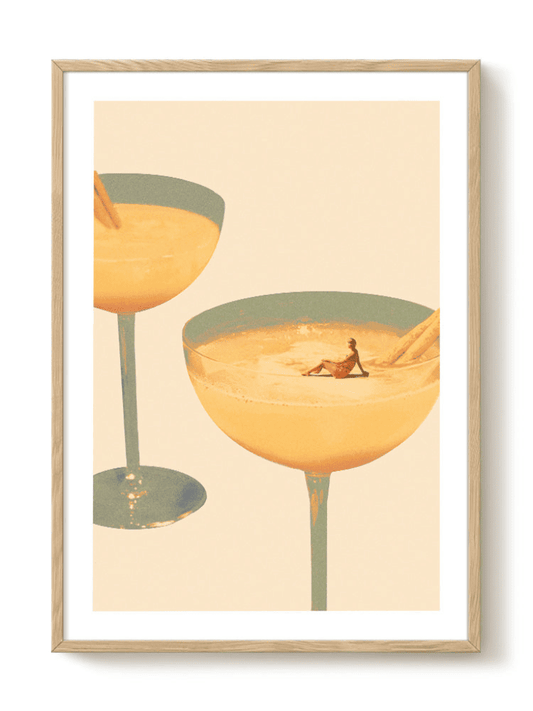 Affiche Bain de Cocktail sur fond blanc, illustration artistique de deux coupes à cocktail avec une femme se baignant
