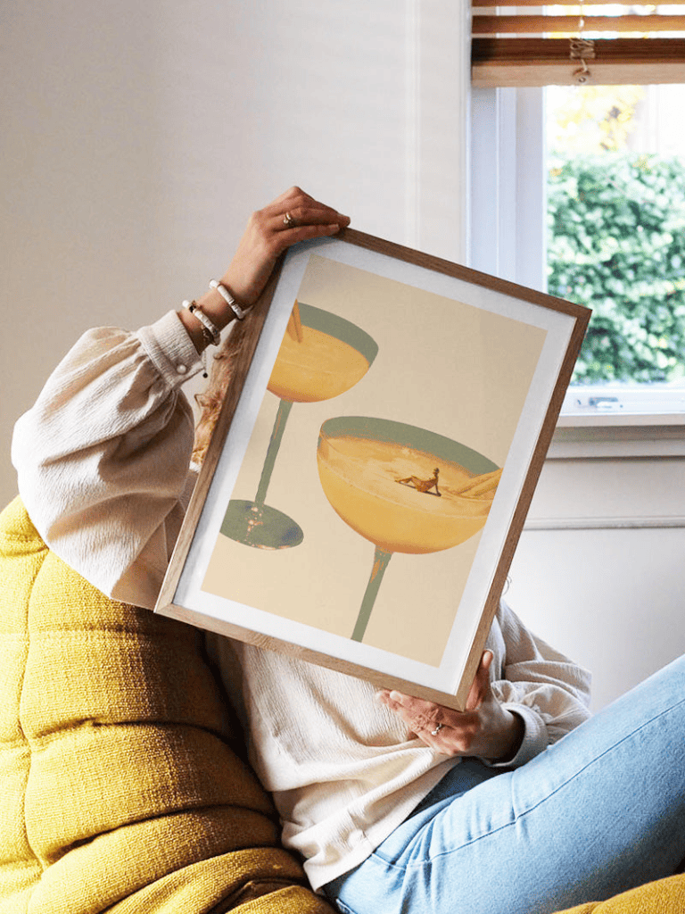 Affiche Bain de Cocktail encadrée dans un salon lumineux et coloré au style rétro méditerranéen