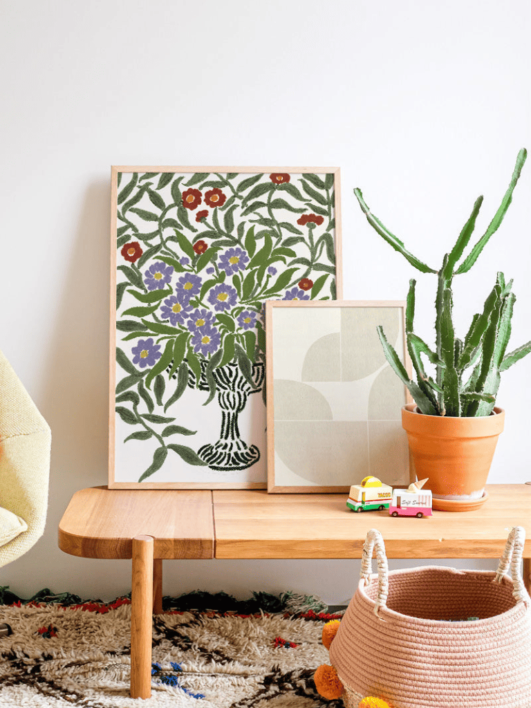 Poster Bouquet d’Asters violettes et rouges dans une chambre douce ou une entrée lumineuse, ambiance florale et artistique