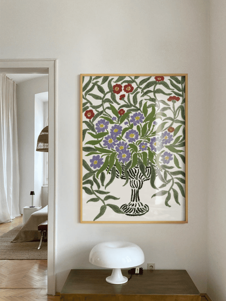 Affiche Bouquet d’Asters violettes et rouges encadrée dans un salon à la décoration naturelle et chaleureuse