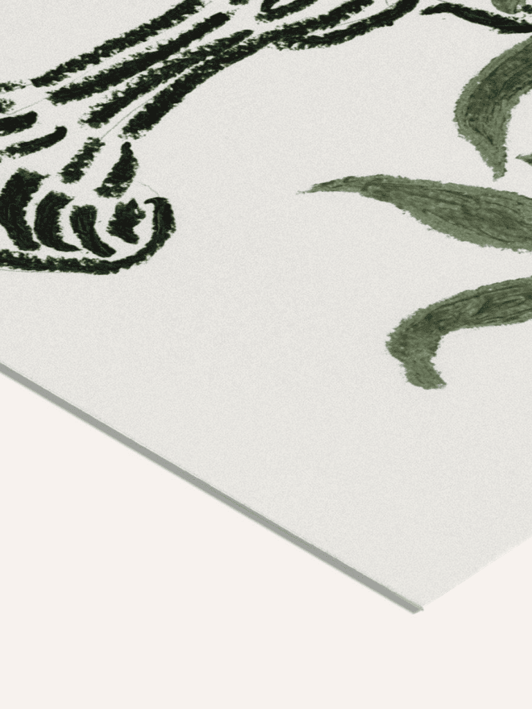 Zoom sur la texture du papier d’art et les détails de la peinture acrylique de l’affiche Bouquet d’Asters violettes et rouges