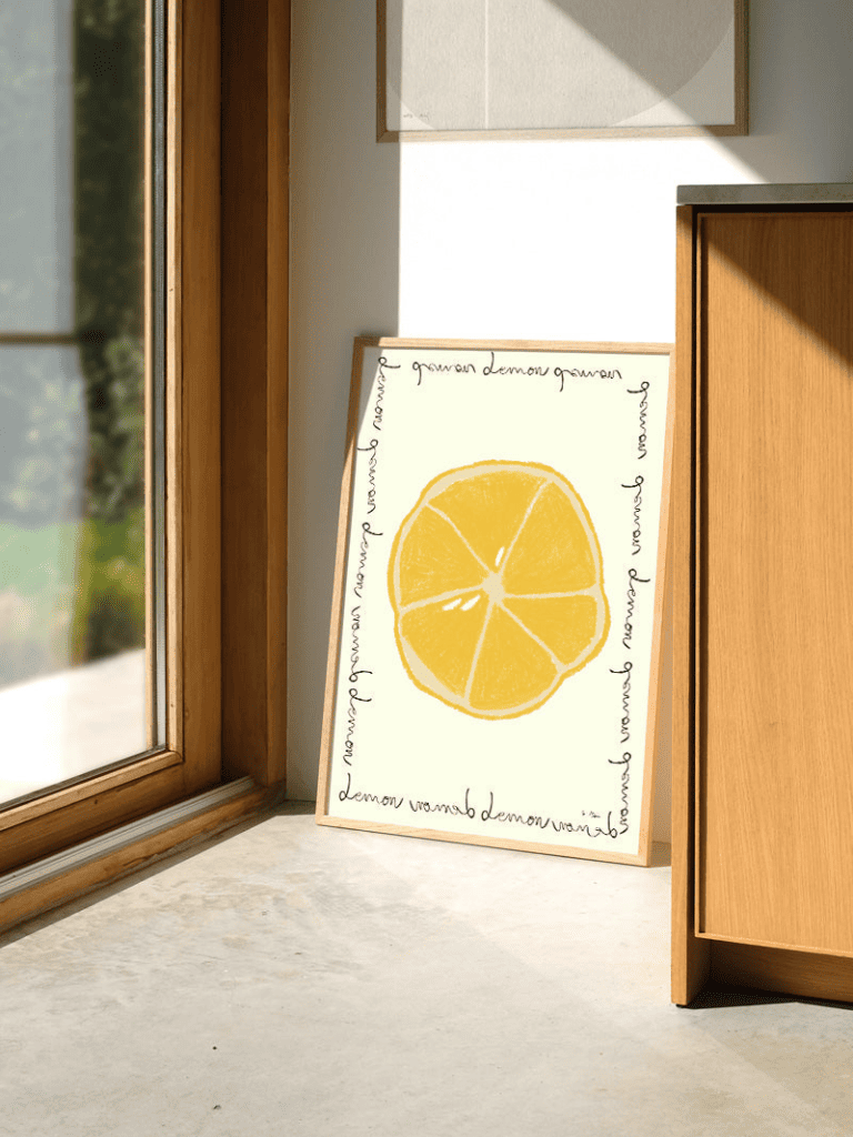 Affiche Citron Méditerranéen encadrée dans une cuisine lumineuse au style méditerranéen et naturel
