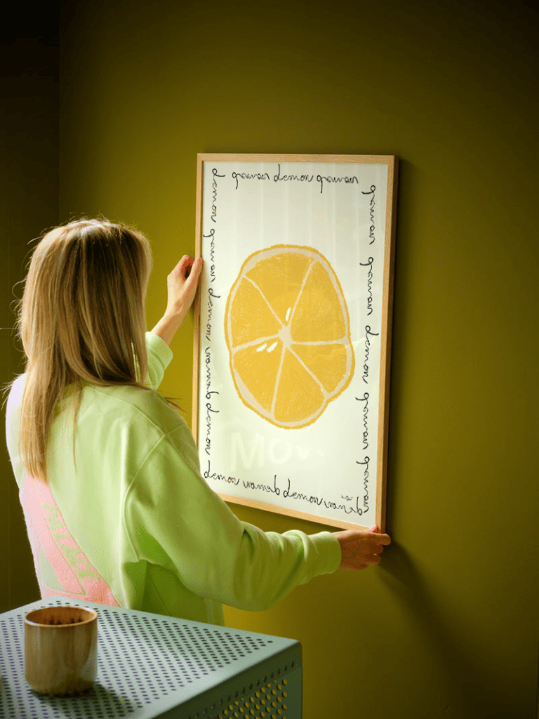 Poster Citron Méditerranéen accroché dans un salon moderne aux tons ensoleillés