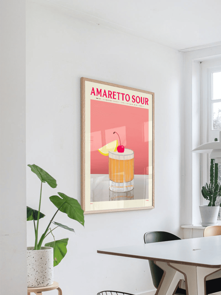 Affiche Amaretto Sour rétro encadrée dans une salle à manger chaleureuse