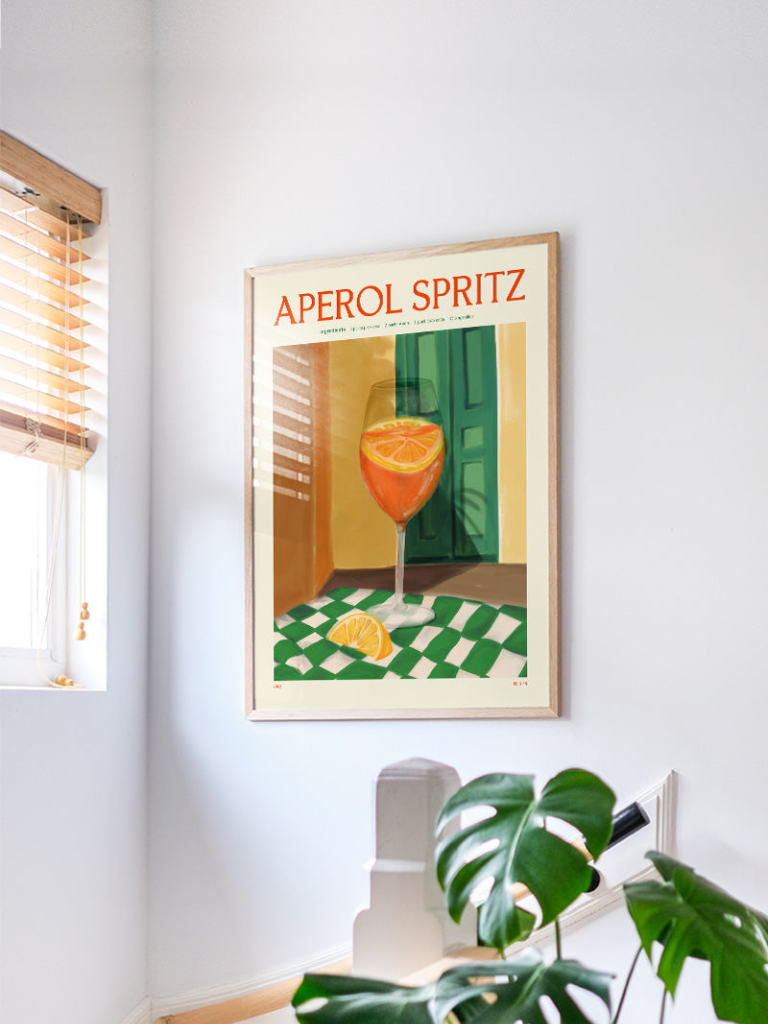 Affiche décorative Apérol Spritz style rétro accrochée au mur d’une cuisine moderne