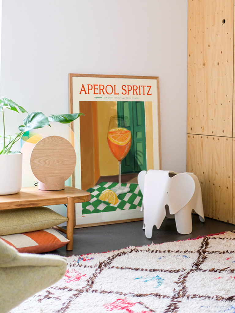 Affiche rétro Apérol Spritz encadrée dans un salon avec coin bar