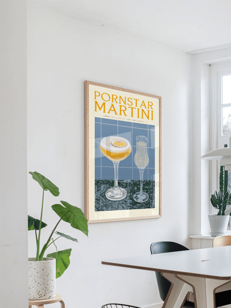 Affiche cocktail rétro aux couleurs éclatantes accrochée au mur d’un salon avec coin bar