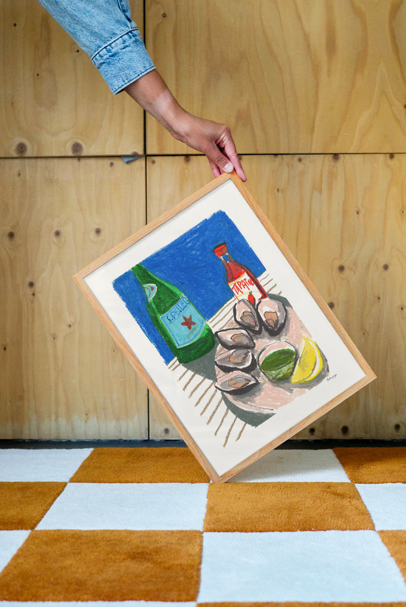 Affiche Déjeuner Méditerranéen encadrée dans une cuisine lumineuse au style bord de mer