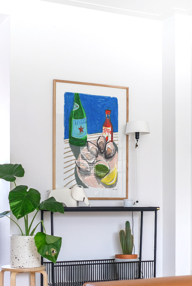 Poster Déjeuner Méditerranéen accroché dans une salle à manger au charme vintage et naturel