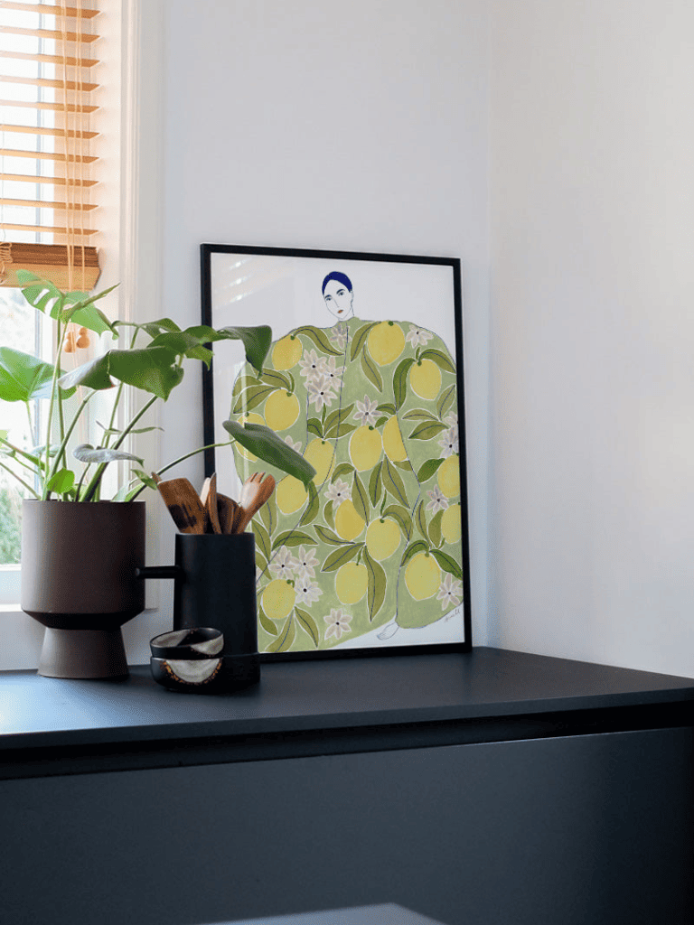 Poster Femme à la robe citron accroché dans une chambre au style bohème et coloré