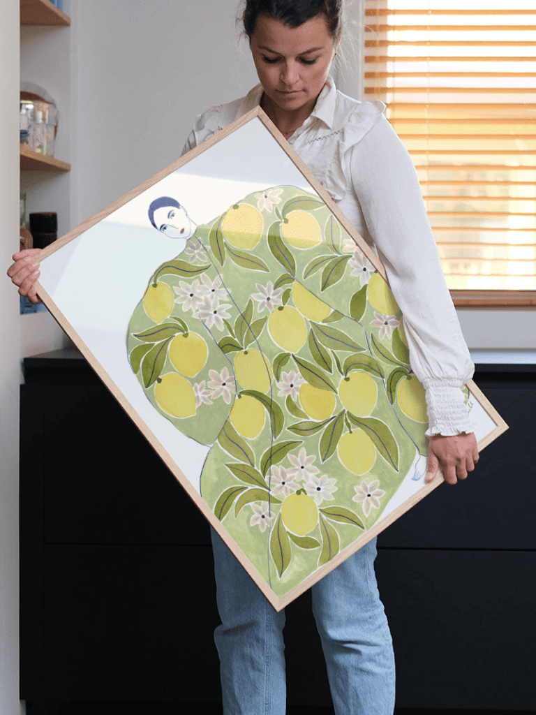 Affiche Femme à la robe citron encadrée dans un salon lumineux à la décoration méditerranéenne