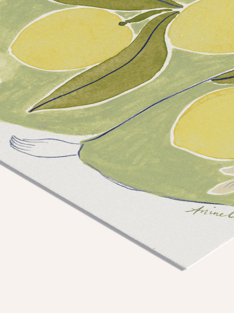 Zoom sur la texture du papier épais de l’affiche Femme à la robe citron, finition soignée et détails nets