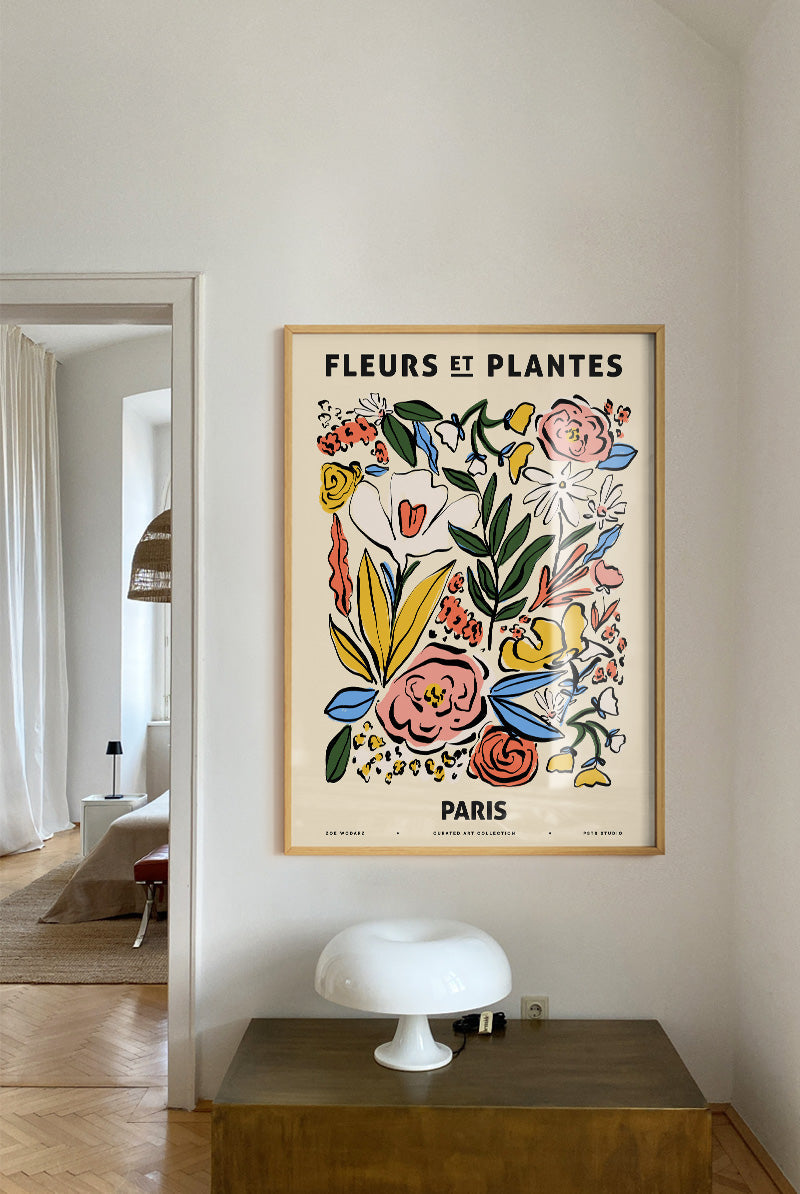 Affiche fleurs et plantes accrochée dans un salon lumineux