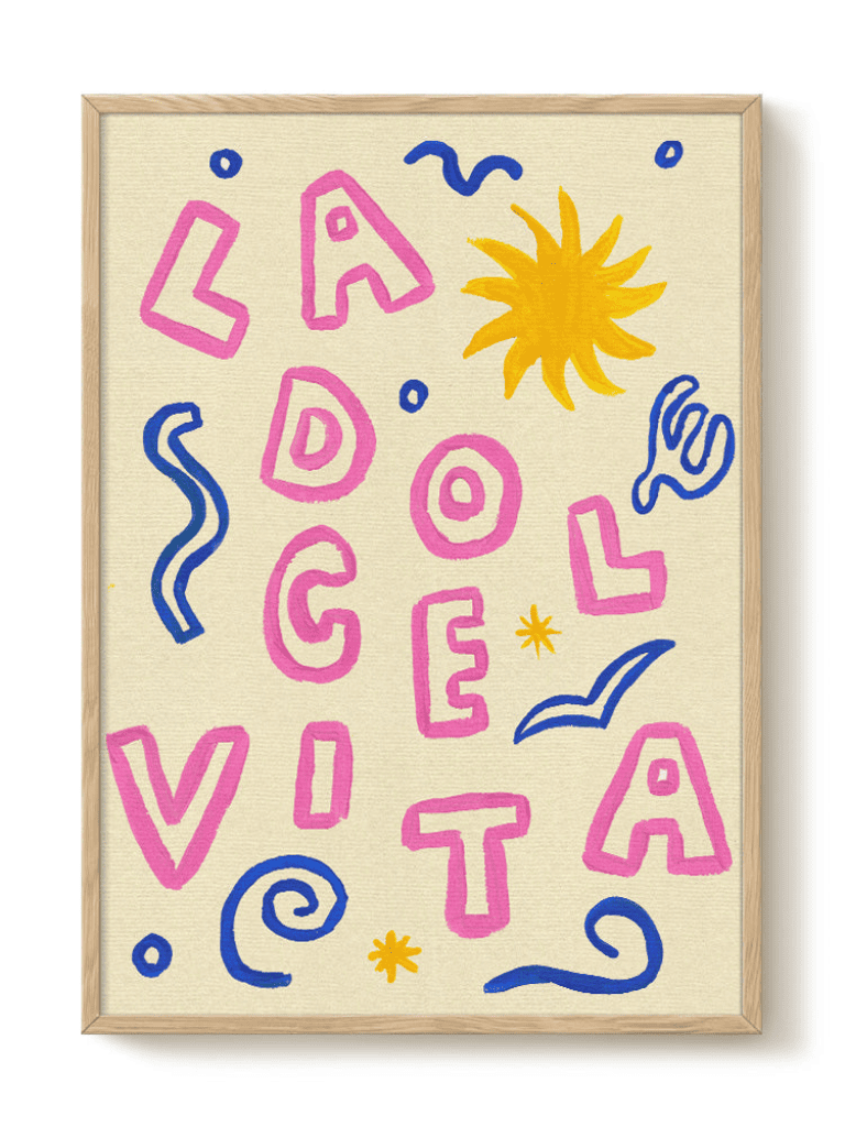 Affiche La Dolce Vita sur fond blanc avec lettres bleues et roses formant un motif typographique désordonné