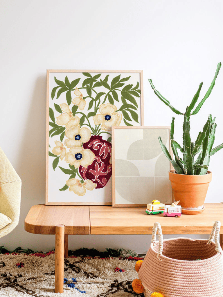 Affiche La Fin de l’Été encadrée dans un salon lumineux au style bohème et naturel