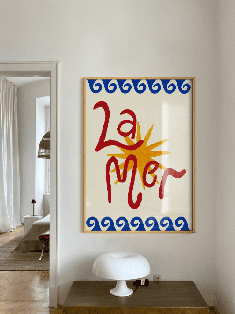 Poster La Mer dans une chambre à la décoration apaisante et méditerranéenne, aux teintes claires et bleutées