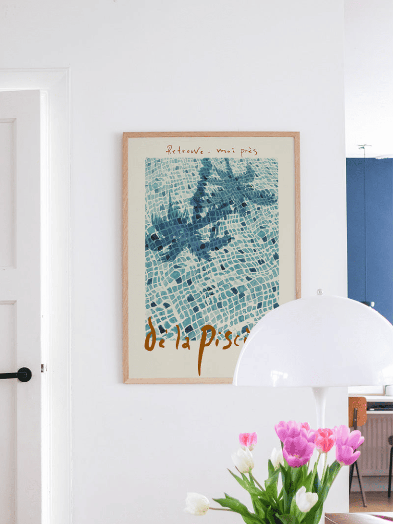 Poster La Piscine accroché dans une salle de bain ou une chambre aux tons naturels et apaisants