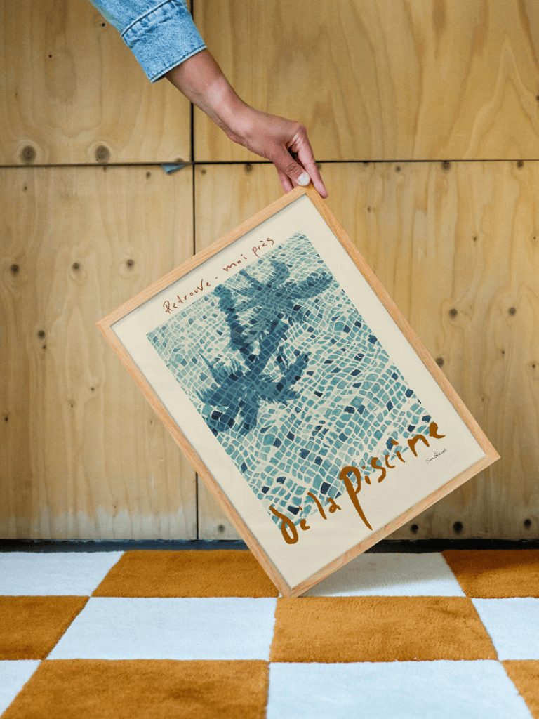 Affiche La Piscine encadrée dans un salon lumineux au style méditerranéen et épuré